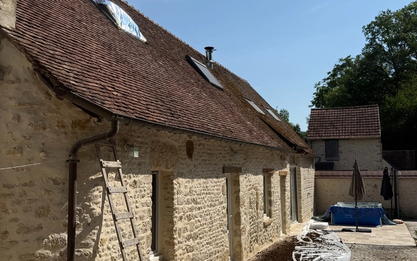 Travaux de zinguerie avec gouttière et descente d'eau pluviale
