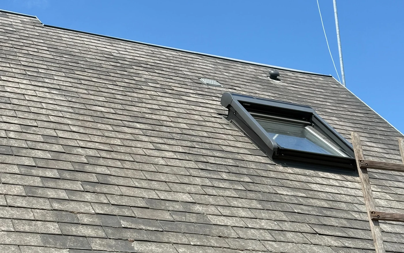 Remplacement d'un Velux 78 par 98 avec volet solaire sur toiture en ardoise